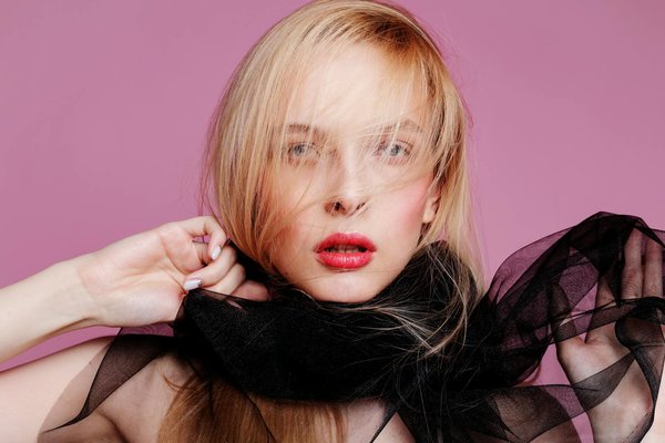 Comment harmoniser les couleurs à la mode pour un style féminin impeccable ?